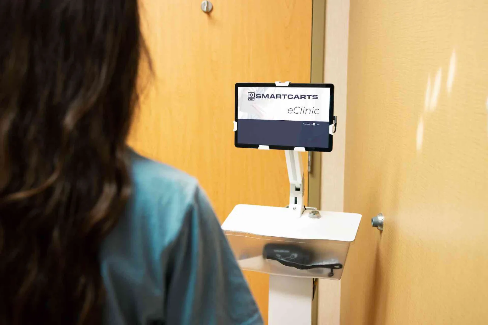 A SmartCarts cart tablet running the GALE clinical platform from 19Labs